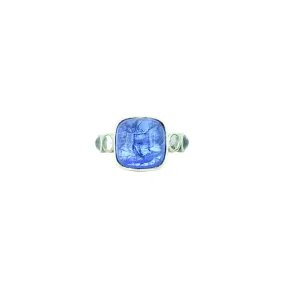 18 Karat White Gold ring with Tanzanite Cabochon and 4 Round Moonstones